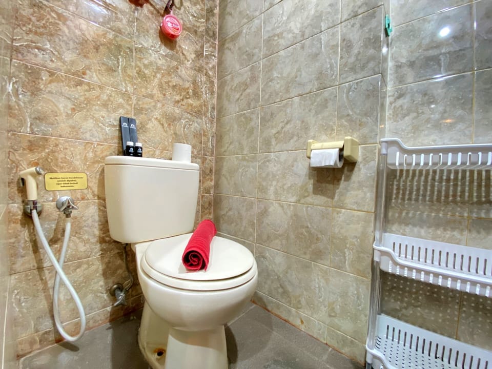 Room | Bathroom | Shower, free toiletries, towels