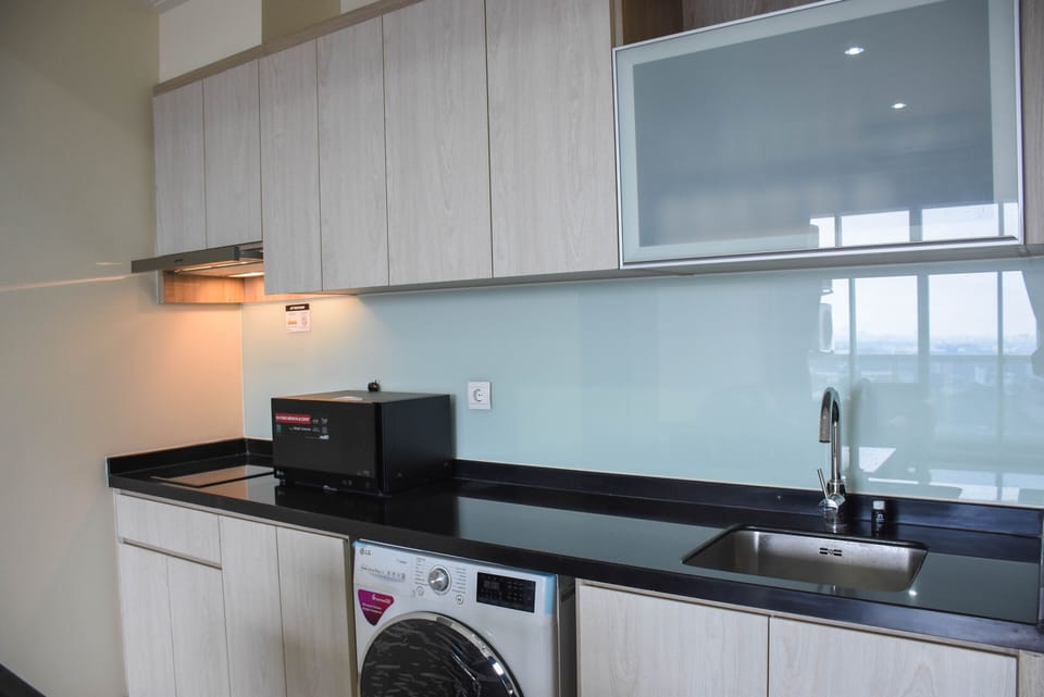 Room | Private kitchen | Fridge, microwave, stovetop, cookware/dishes/utensils