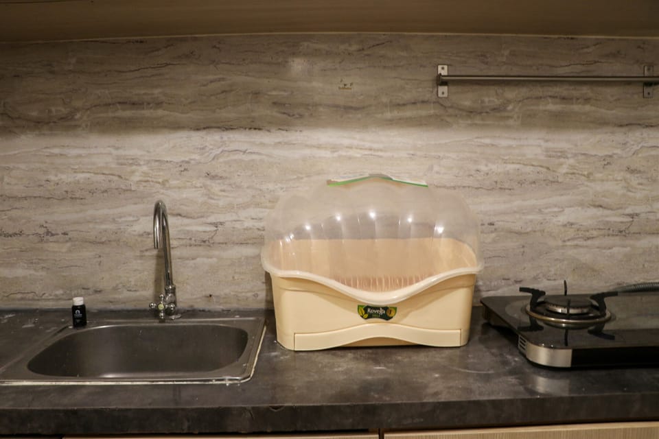 Room | Private kitchen | Fridge, stovetop, cookware/dishes/utensils, dining table