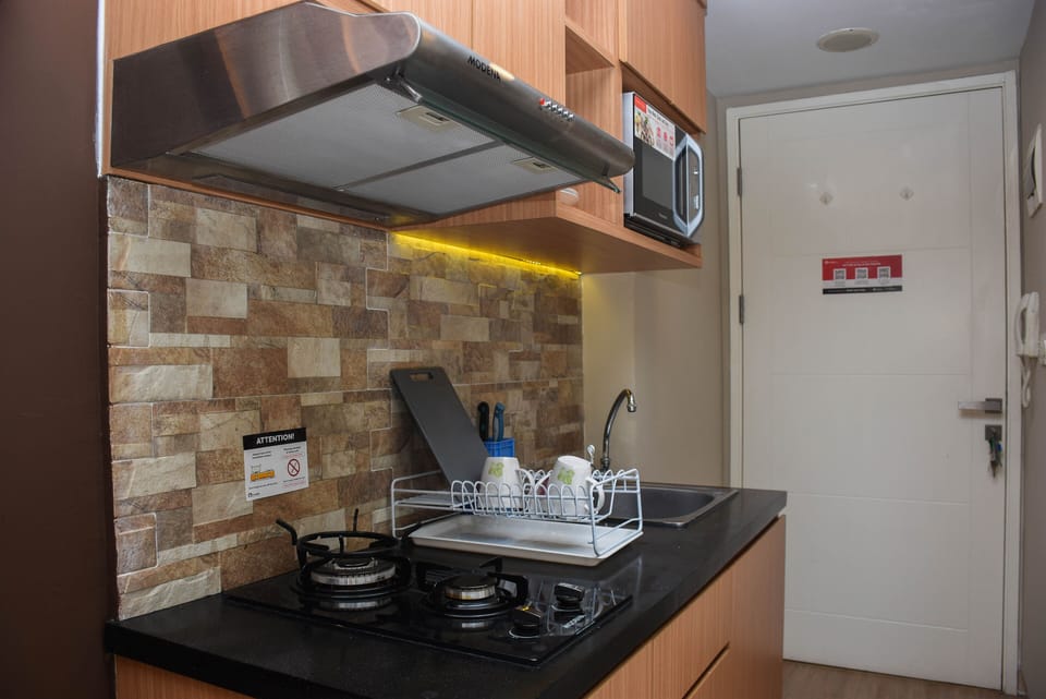 Room | Private kitchen | Fridge, microwave, stovetop, cookware/dishes/utensils