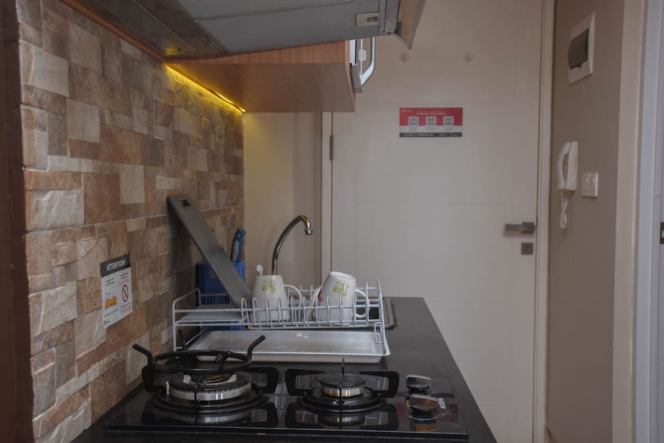 Room | Private kitchen | Fridge, microwave, stovetop, cookware/dishes/utensils