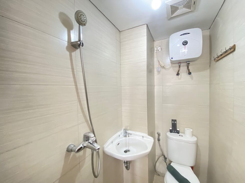 Room | Bathroom | Shower, free toiletries, towels, shampoo