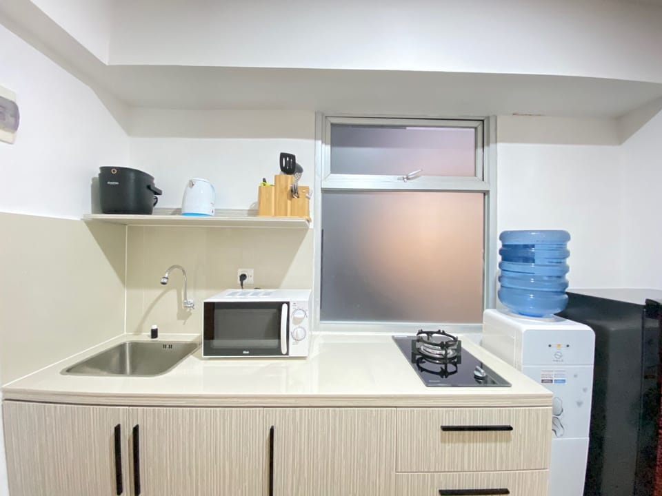 Standard Apartment | Private kitchen | Fridge, microwave, stovetop, electric kettle