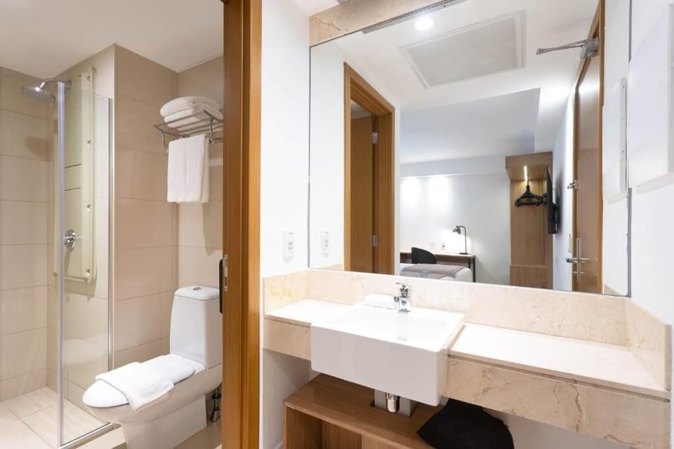 Room, 1 Queen Bed, Non Smoking | Minibar, blackout drapes, bed sheets