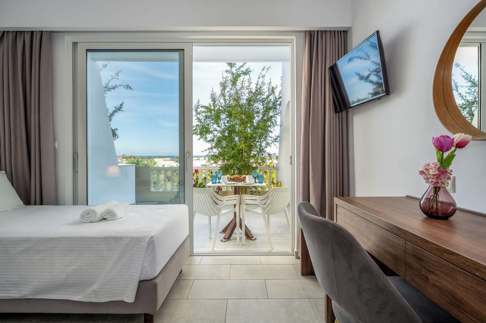 Deluxe Apartment | Memory foam beds, soundproofing, WiFi (free), bed sheets