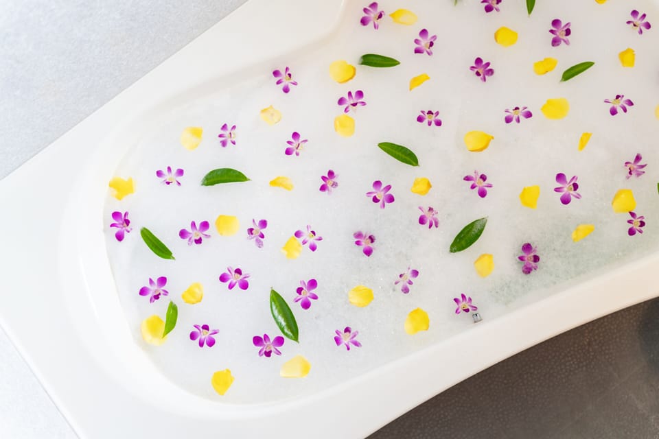 Deluxe Villa | Bathroom | Separate tub and shower, free toiletries, hair dryer, slippers