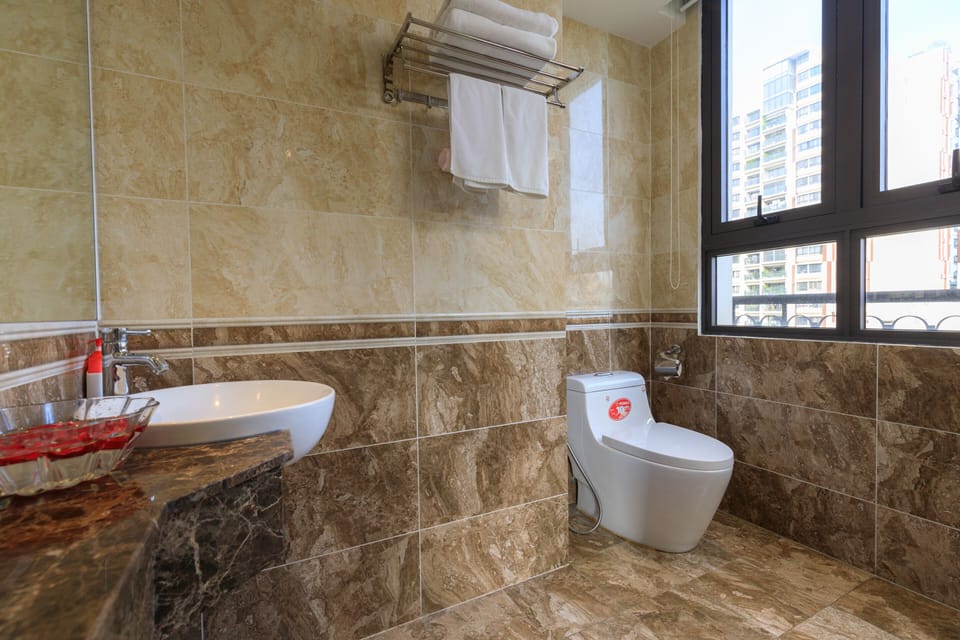 Deluxe Twin Room | Bathroom | Shower, free toiletries, hair dryer, slippers
