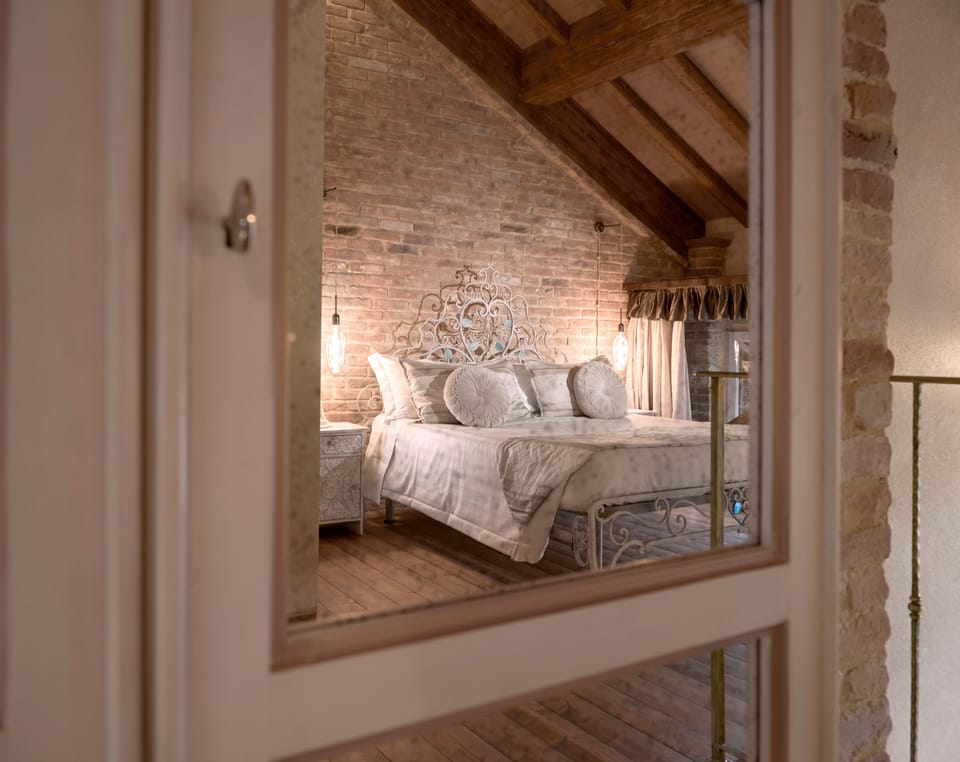 Exclusive Suite | Egyptian cotton sheets, premium bedding, down comforters, minibar