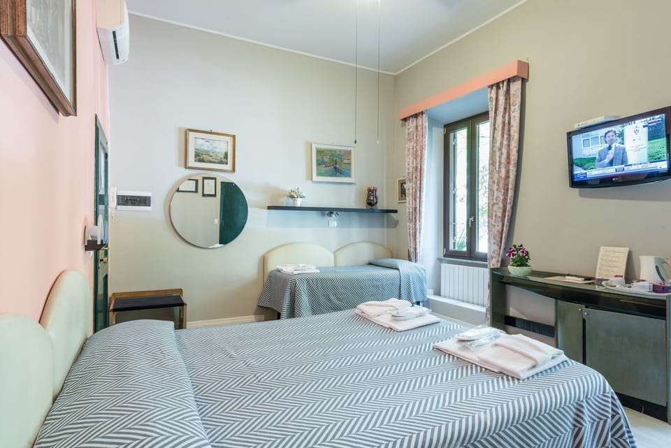 Triple Room | In-room safe, desk, free WiFi, bed sheets