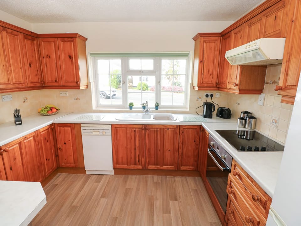 Cottage | Private kitchen | Fridge, electric kettle, toaster, cookware/dishes/utensils