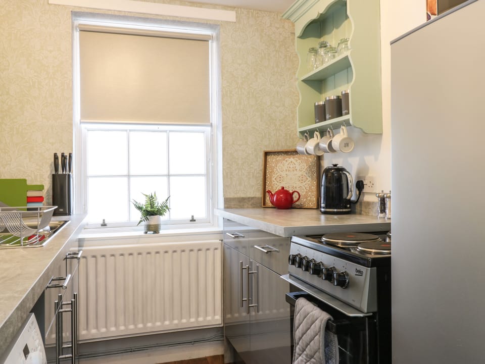 Cottage | Private kitchen | Fridge, electric kettle, toaster, cookware/dishes/utensils
