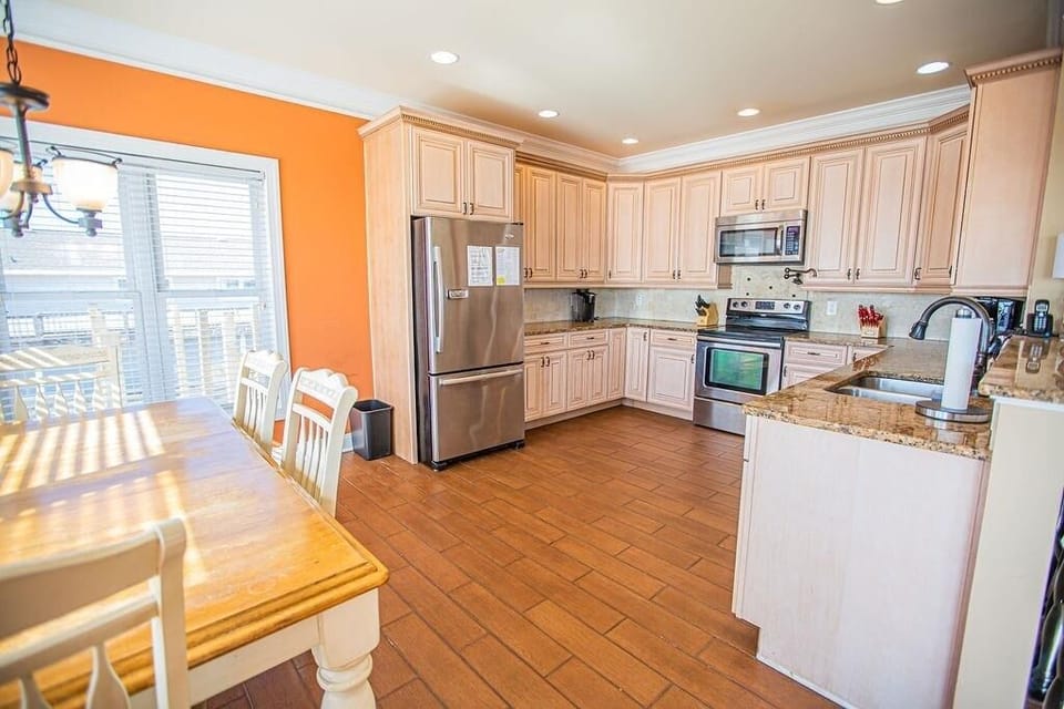 House, 4 Bedrooms | Private kitchen | Fridge, oven, coffee/tea maker, toaster