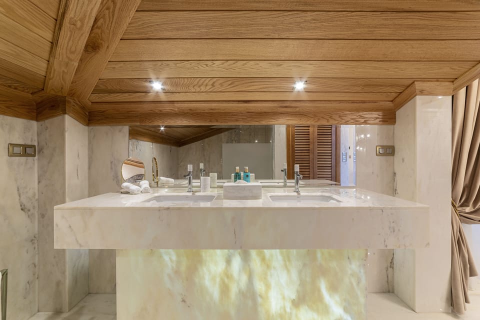 Deluxe Room, Valley View | Bathroom | Free toiletries, hair dryer, bathrobes, slippers