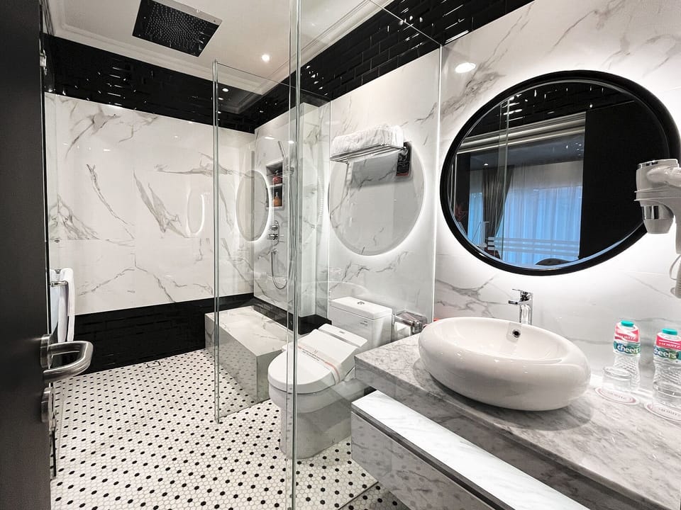 Premier Suite | Bathroom | Shower, rainfall showerhead, free toiletries, hair dryer