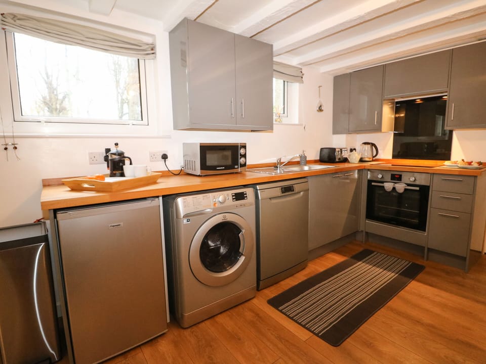 Cottage | Private kitchen | Fridge, dishwasher, electric kettle, toaster