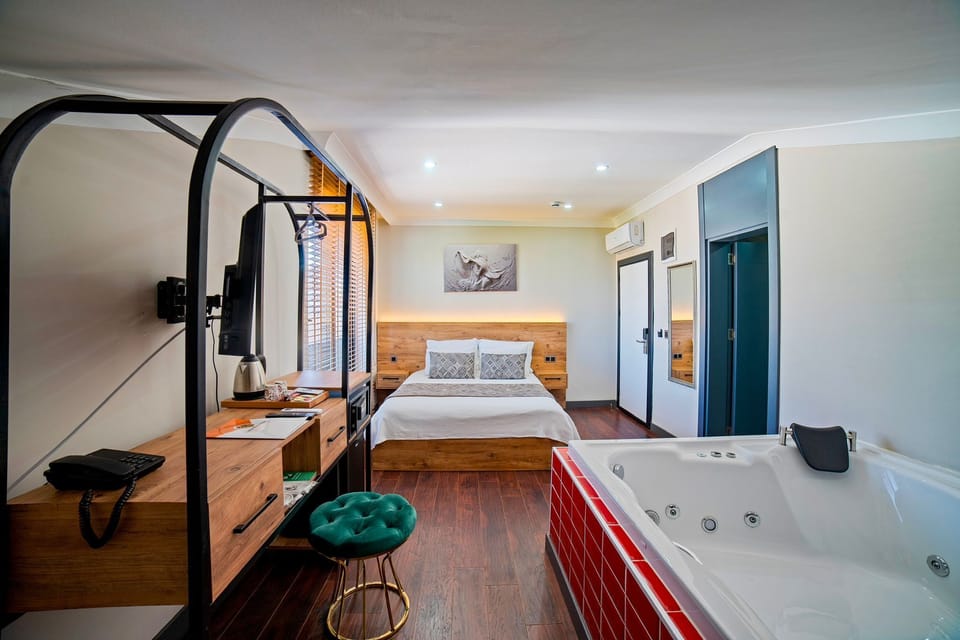 Luxury Double Room | In-room safe, soundproofing, iron/ironing board, free WiFi