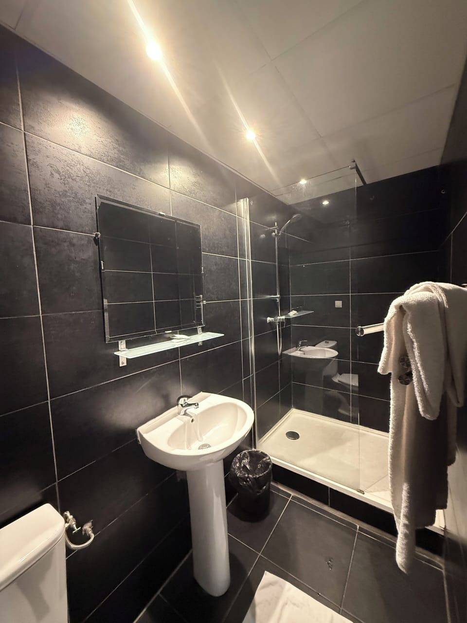 Standard Twin Room | Bathroom