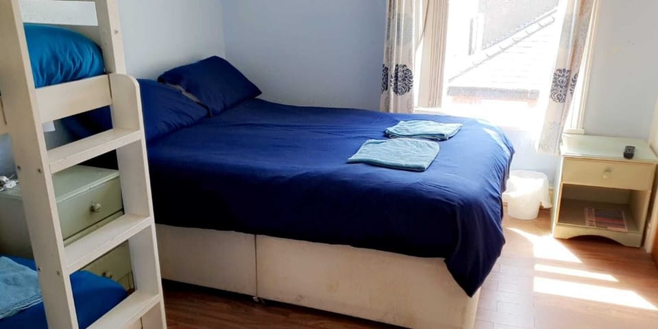 Family Quadruple Room | Laptop workspace, soundproofing, free WiFi, bed sheets