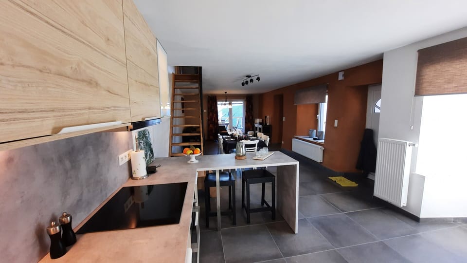 Family Cottage, Private Bathroom, Courtyard View (D'un coin à l'autre) | Shared kitchen
