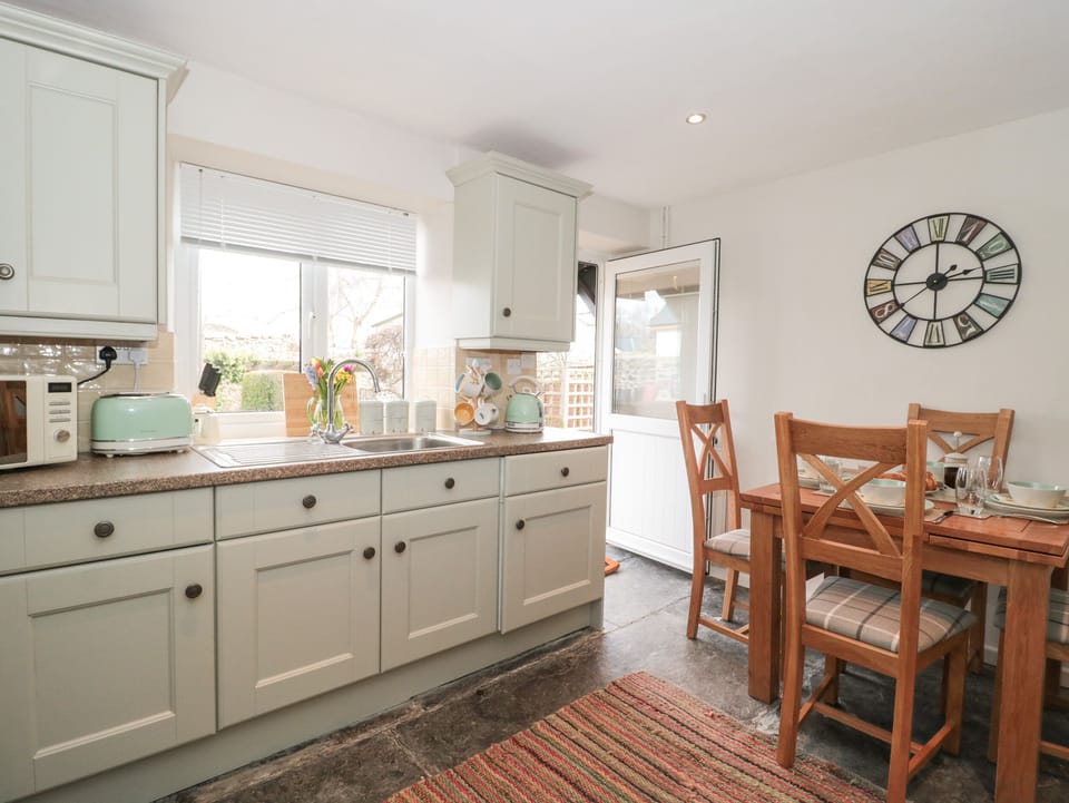 Cottage | Private kitchen | Fridge, microwave, electric kettle, toaster