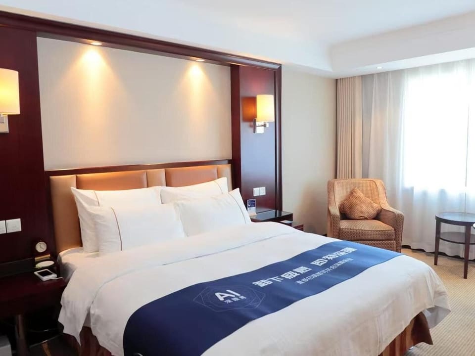Sleep Ennhanced King Room | Minibar, in-room safe, desk, blackout drapes
