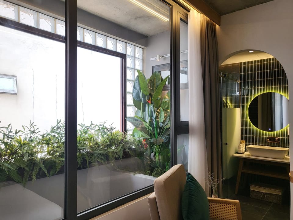 Deluxe Triple Room | Bathroom | Shower, rainfall showerhead, free toiletries, hair dryer