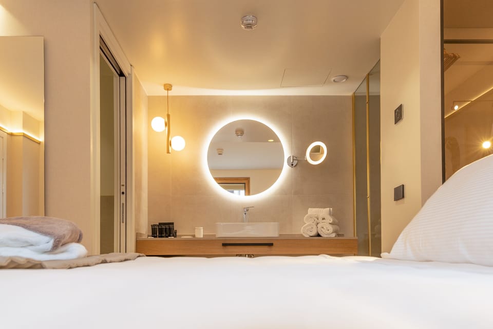 Shower, rainfall showerhead, free toiletries, hair dryer