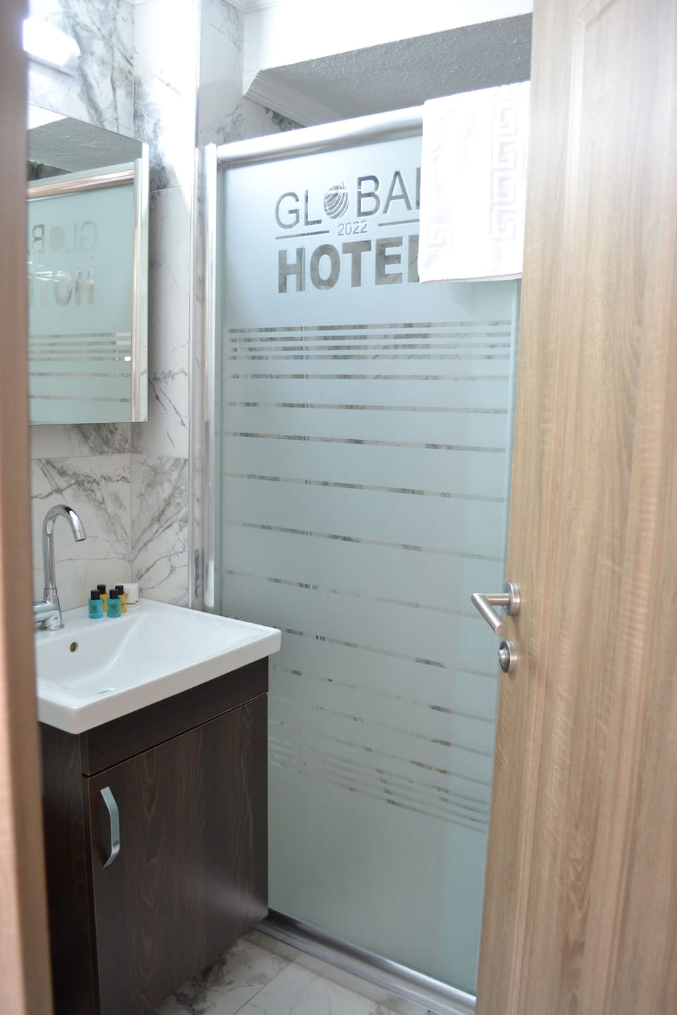 Shower, rainfall showerhead, free toiletries, hair dryer