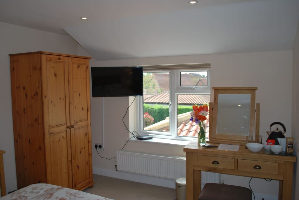 Luxury Queen 2 | Laptop workspace, blackout drapes, WiFi (free), bed sheets