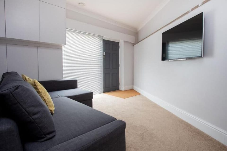 Family Suite | Living room | 40-inch Smart TV with digital channels, TV, Netflix