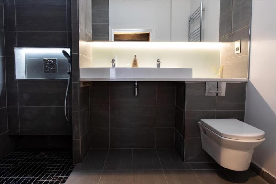 Family Suite | Bathroom | Shower, hair dryer, towels, soap