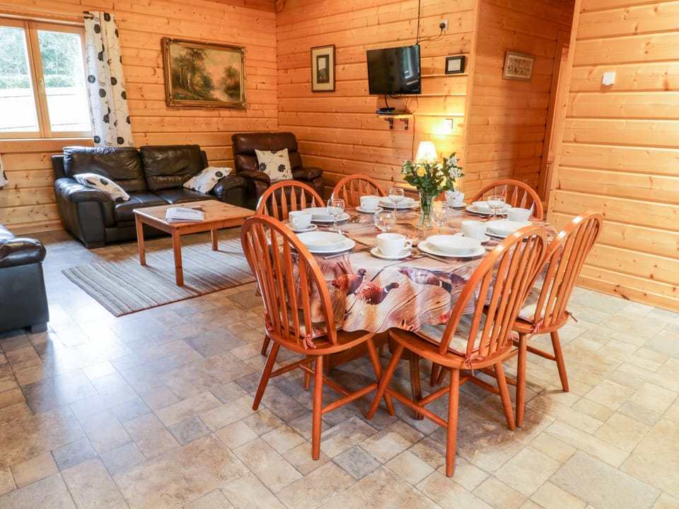 Cottage | Dining