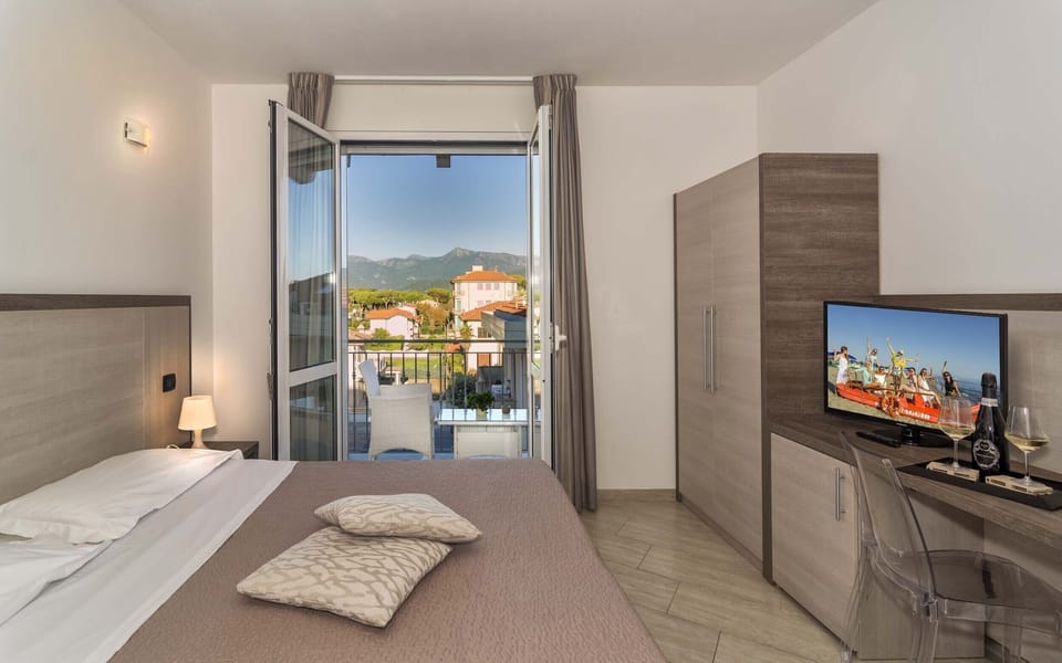 Comfort Double or Twin Room | Minibar, in-room safe, desk, laptop workspace