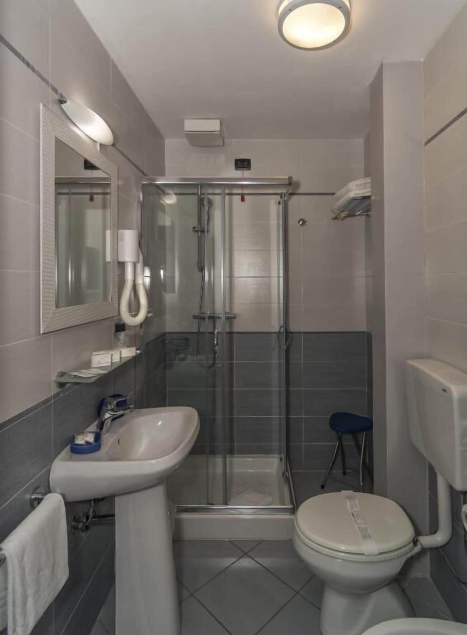 Standard Double or Twin Room | Bathroom | Shower, free toiletries, hair dryer, towels