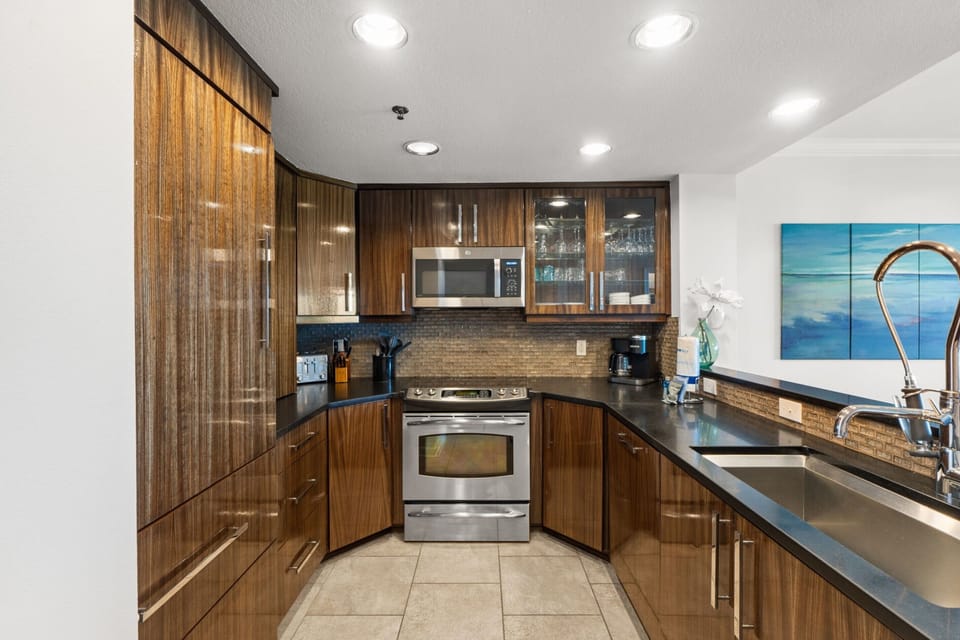Condo, 3 Bedrooms, Sea View (508) | Private kitchen | Full-size fridge, microwave, oven, stovetop
