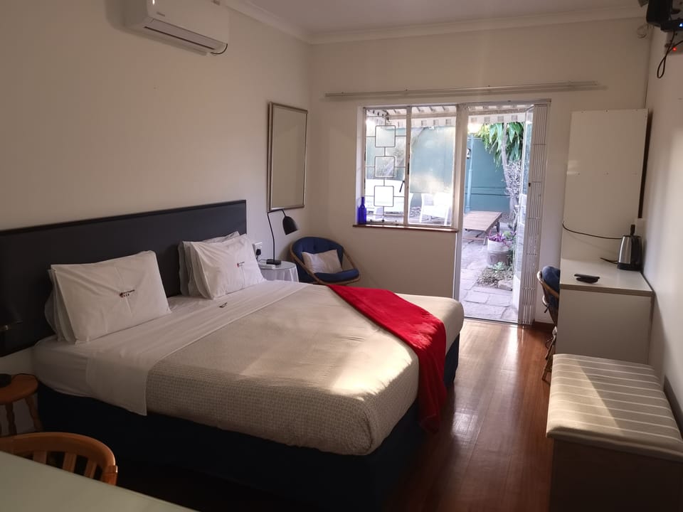 Deluxe Double Room | In-room safe, iron/ironing board, free WiFi, bed sheets