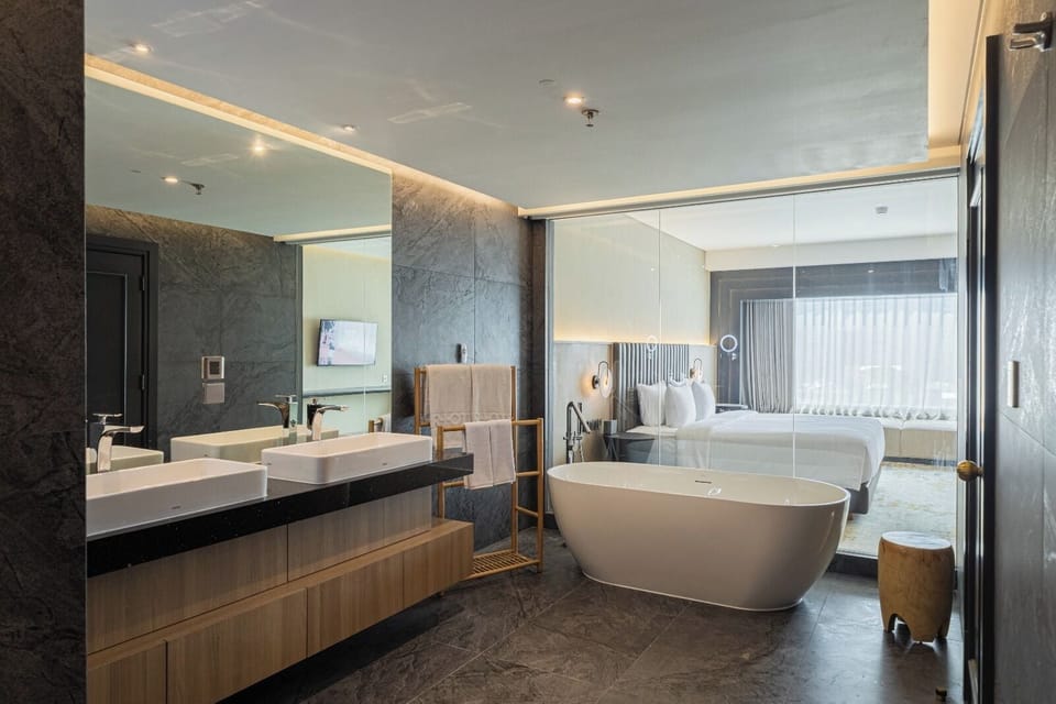 Premium Suites | Bathroom | Combined shower/tub, hair dryer, slippers, towels