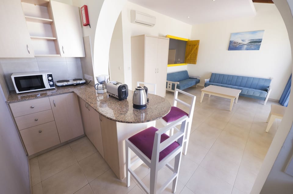 Apartment, 1 Bedroom, Sea View | Private kitchen | Fridge, microwave, stovetop, coffee/tea maker