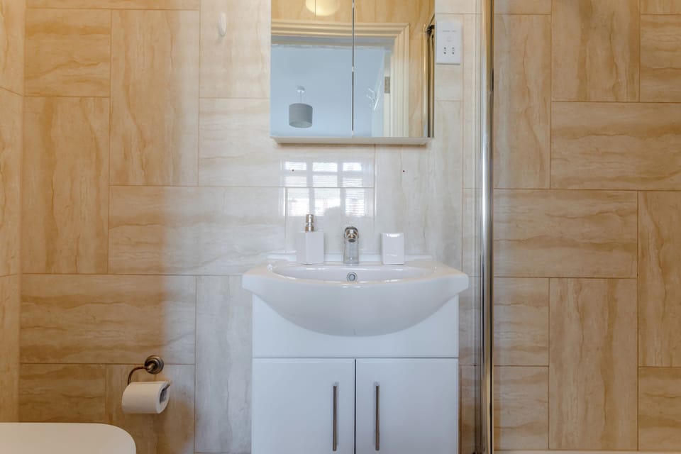 Room, 1 Bedroom, City View | Bathroom