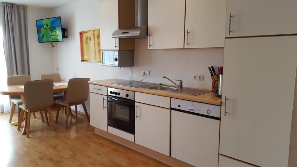 Apartment, 2 Bedrooms, Accessible, Balcony | Private kitchen