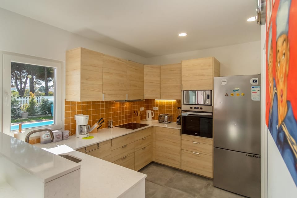 Full-size fridge, microwave, oven, stovetop