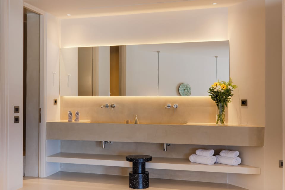 Lava Suite with Plunge Pool with Partial Sea View | Bathroom | Shower, hydromassage showerhead, free toiletries, hair dryer