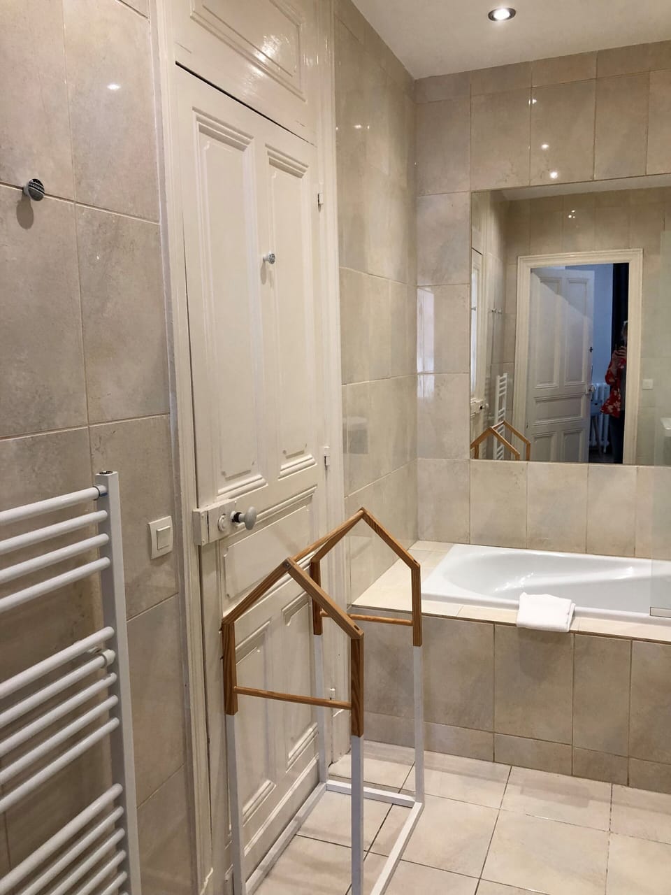 Chambre Laura | Bathroom | Eco-friendly toiletries, hair dryer, towels, soap