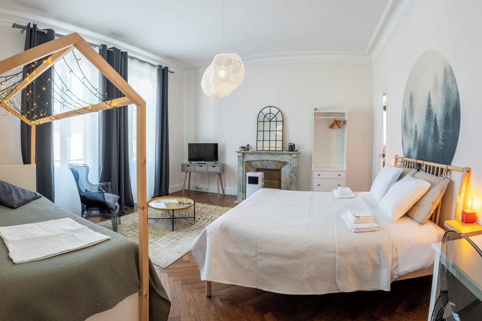 Chambre Camille | Premium bedding, individually decorated, desk, laptop workspace