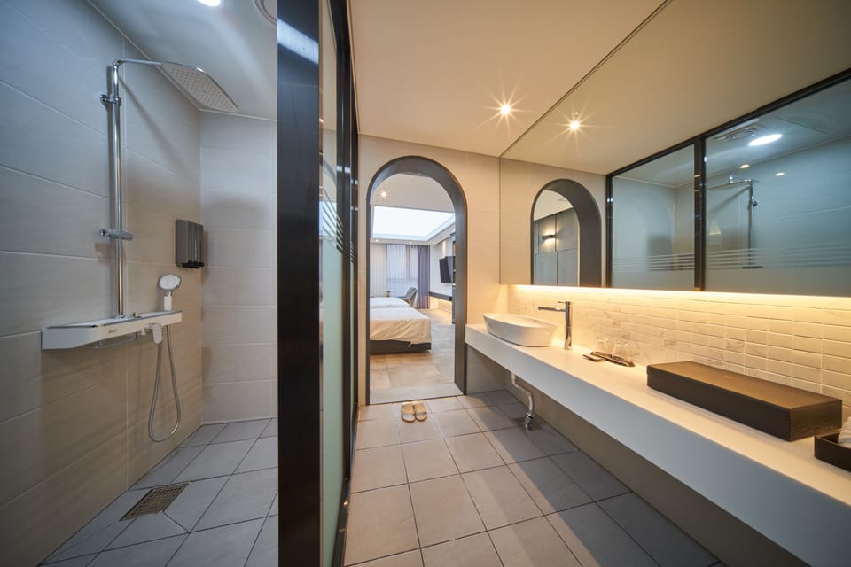 Premium Twin Room | Laptop workspace, free WiFi, bed sheets