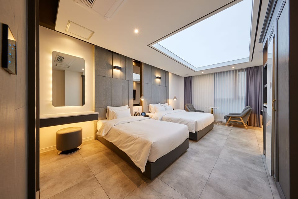 Premium Twin Room | Laptop workspace, free WiFi, bed sheets