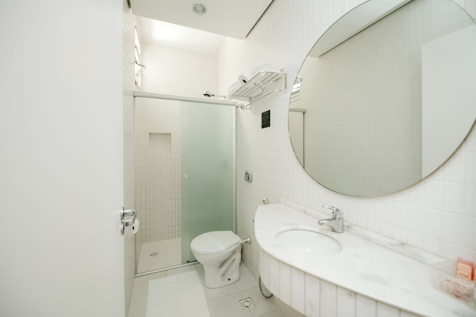 Luxury Quadruple Room | Bathroom | Shower, free toiletries, towels