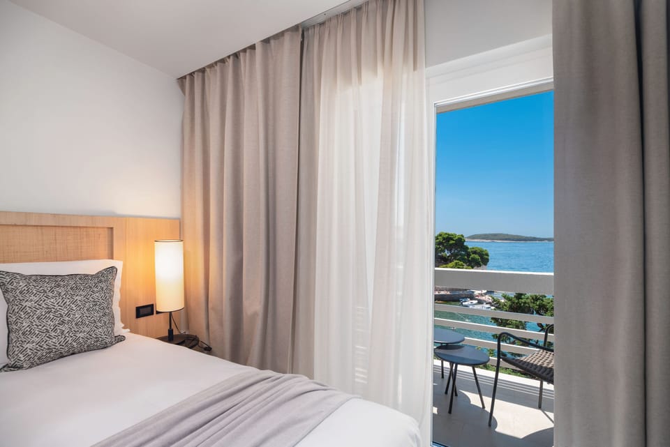 Premium bedding, minibar, soundproofing, free WiFi