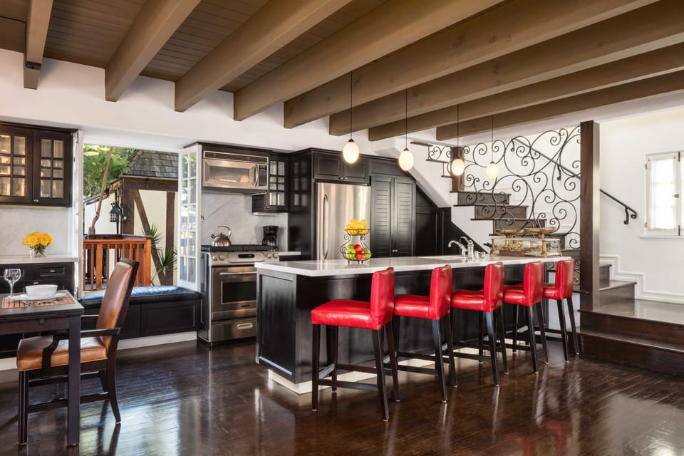 Full-size fridge, microwave, oven, stovetop