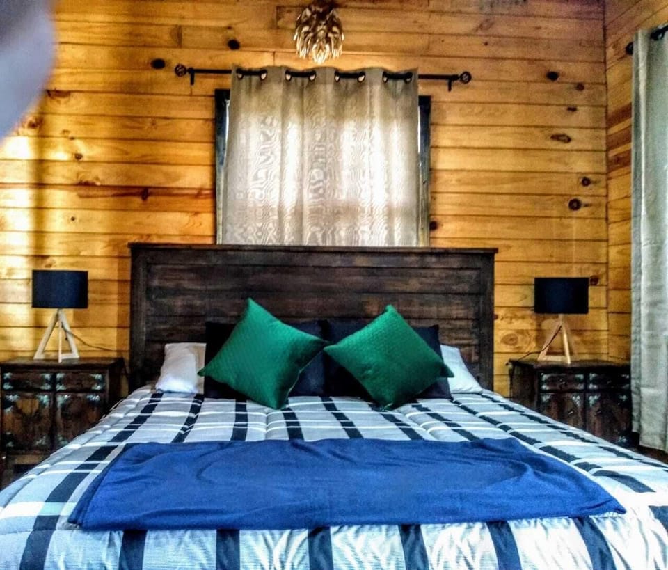 Deluxe Cabin | Individually decorated, laptop workspace, free WiFi, bed sheets